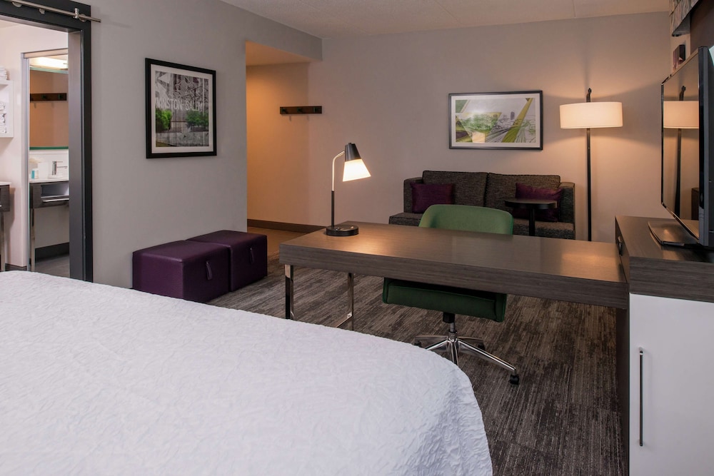 Studio, 1 King Bed, Refrigerator & Microwave (Wet bar) photo 1