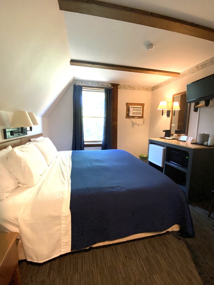 Room, 1 King Bed (Second floor, Stairway access only)