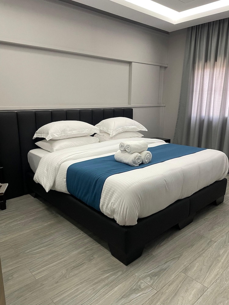 Junior Suite, 1 Queen Bed, Terrace, City View photo 1