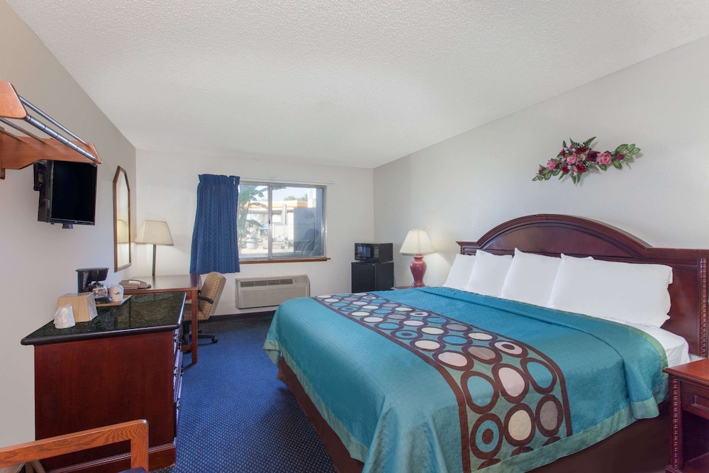 Room, 1 King Bed, Refrigerator photo 1