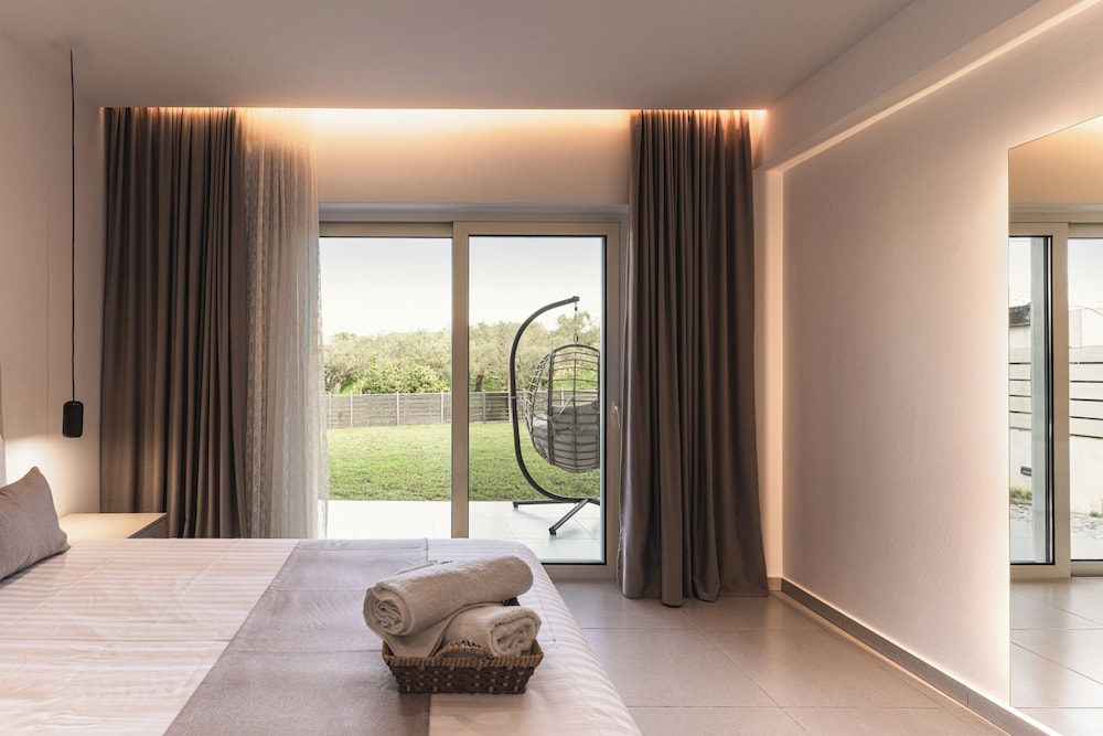 Suite, Balcony, Courtyard View