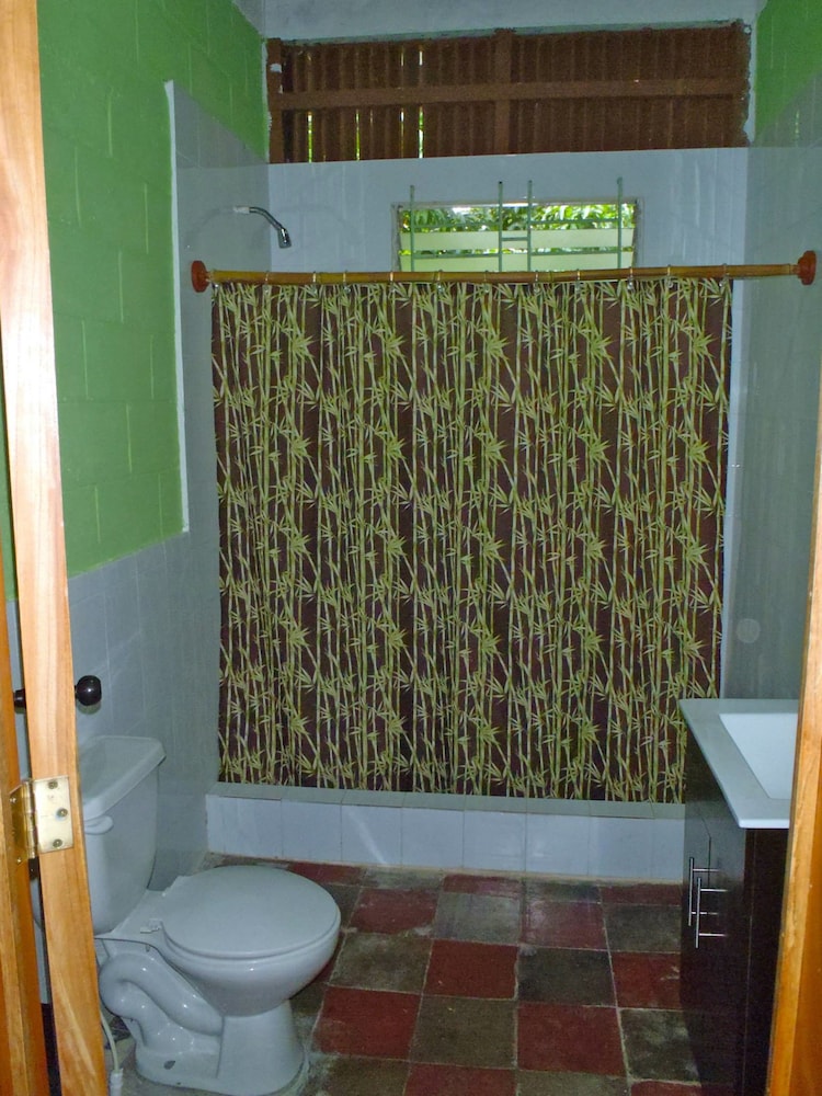 Double Room, 1 Queen Bed, Shared Bathroom photo 2