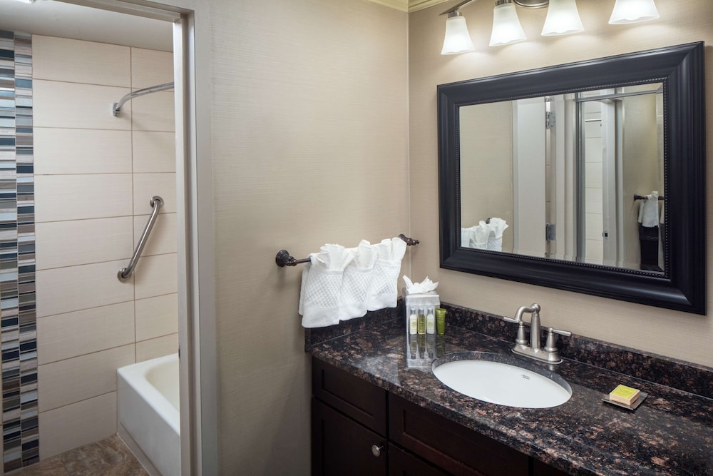 Room, 1 Queen Bed, Accessible, Bathtub (Hearing) - Photo 3
