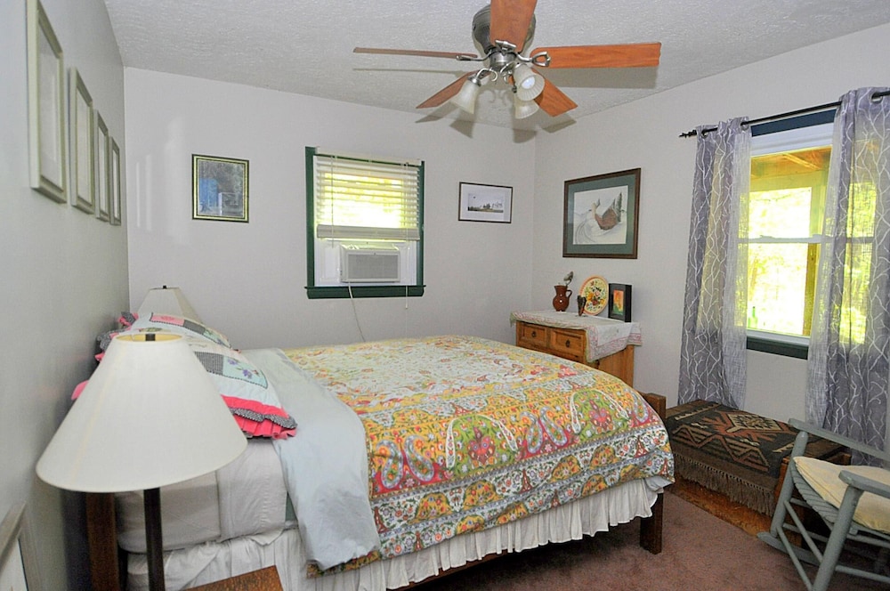 House, Multiple Beds (Cabin at Sleepy Creek - Charming Cabi)