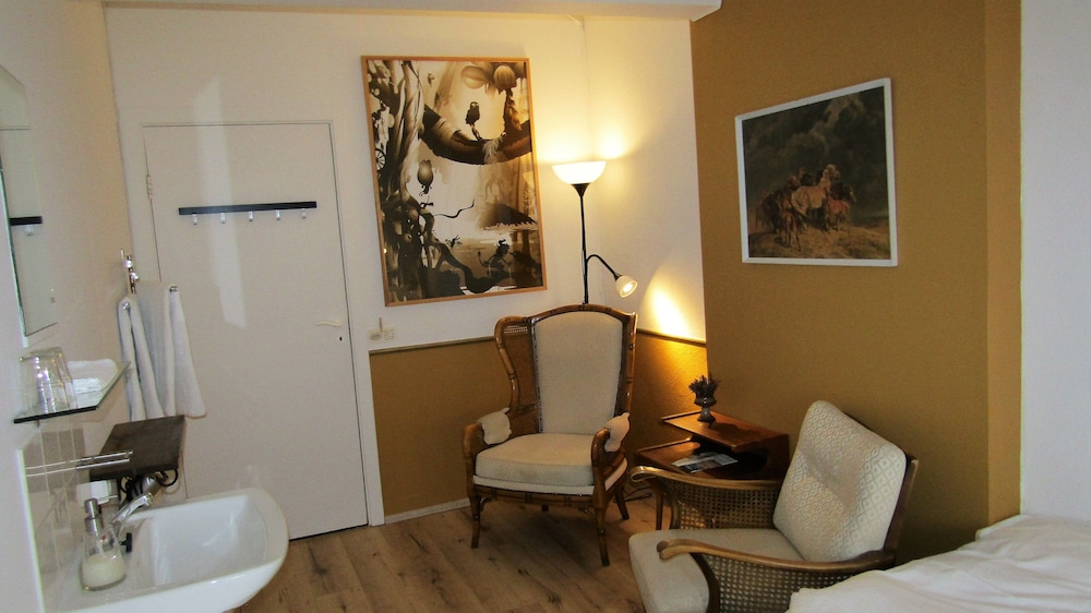 Basic Twin Room, Shared Bathroom photo 3