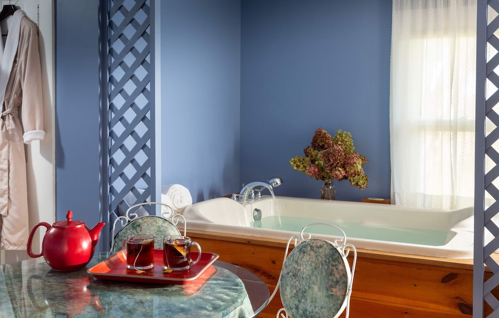 Romantic Suite, 1 Bedroom, Jetted Tub, Garden View (04 The Presidential Suite) photo 3