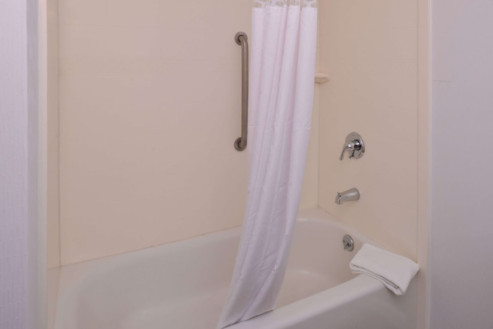 Room, 1 King Bed, Accessible, Bathtub - Photo 7