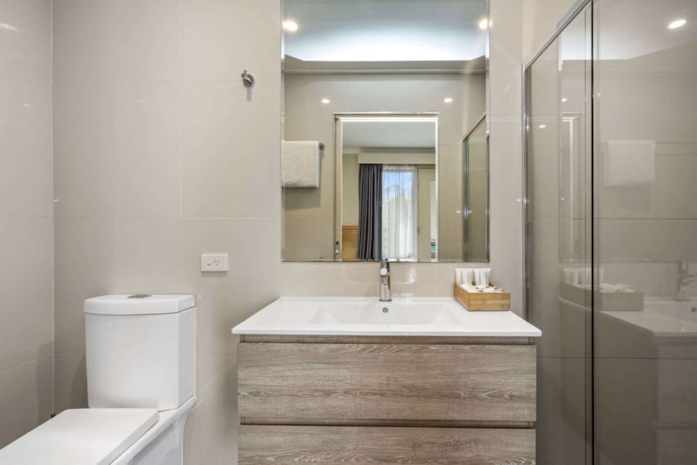 Standard Room, Multiple Beds, Non Smoking, Ground Floor (Walk-In Shower) - Photo 11