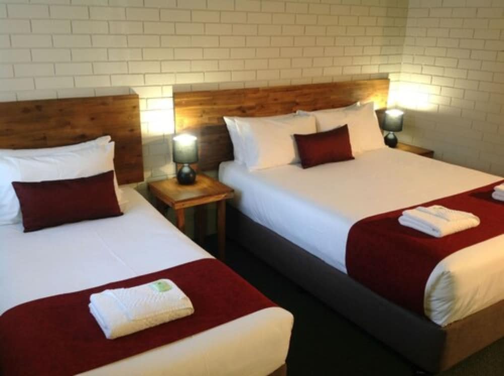 Twin Room (1 Queen + 1 Single) photo 1
