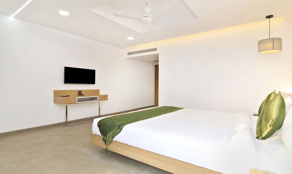 Deluxe Room, Multiple Beds - Photo 4