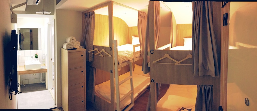 Basic Quadruple Room, 1 Bedroom, Private Bathroom, Girls Only photo 2