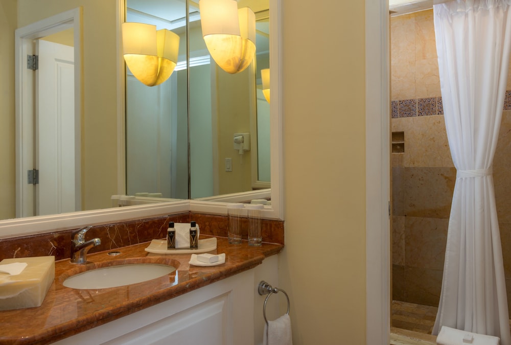 Luxury Suite - Photo 9