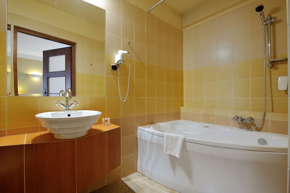 Standard Suite, 1 King Bed photo 3