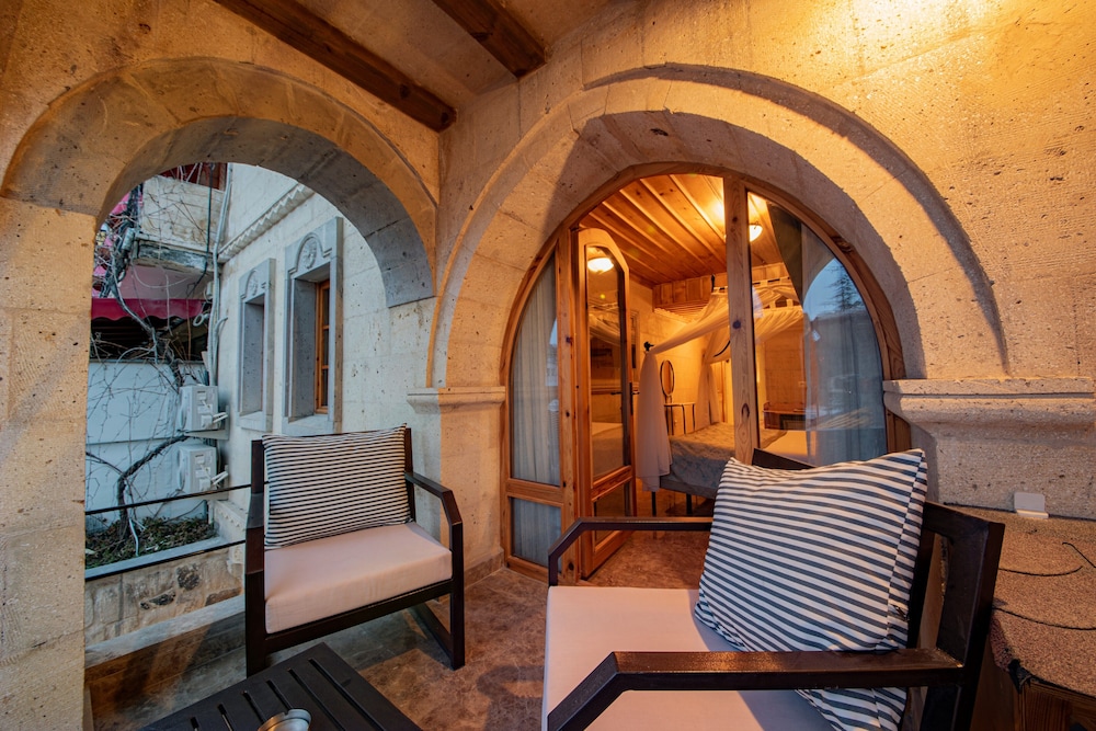 Stone Deluxe Room with Balcony - Photo 9