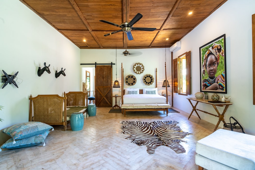 Luxury Suite, 1 King Bed, Beach View photo 3