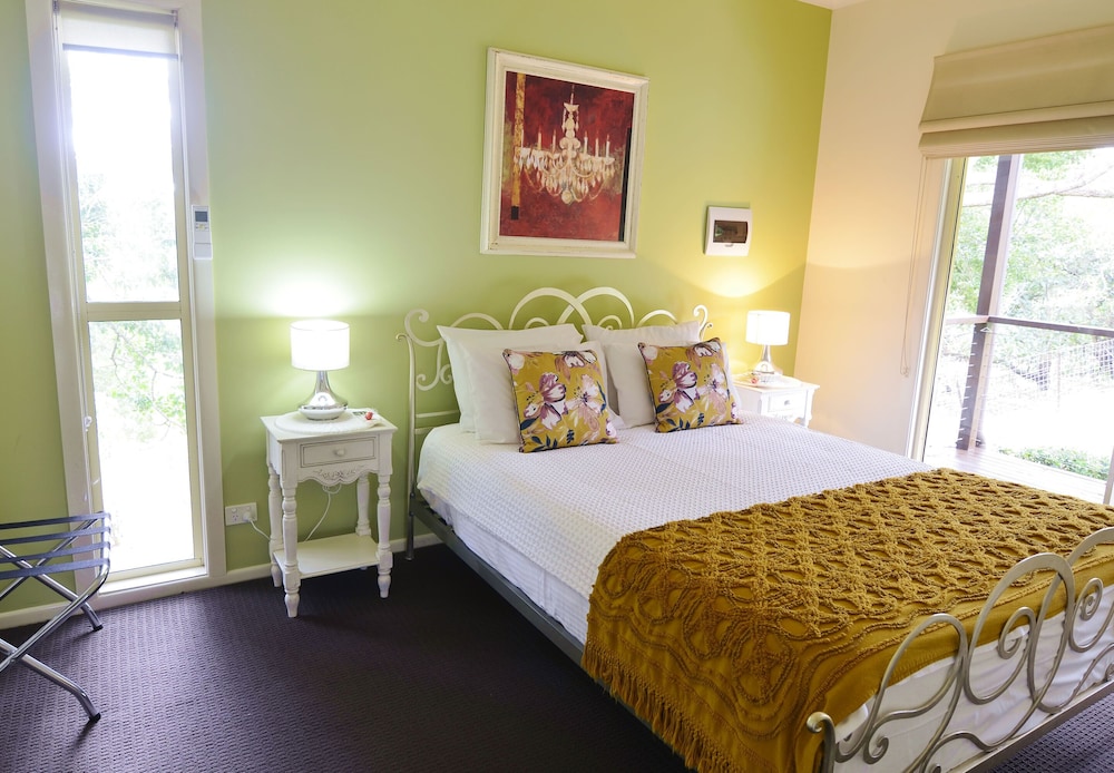 Luxury Cabin, 1 Queen Bed, Kitchenette (1brm Studio) photo 2