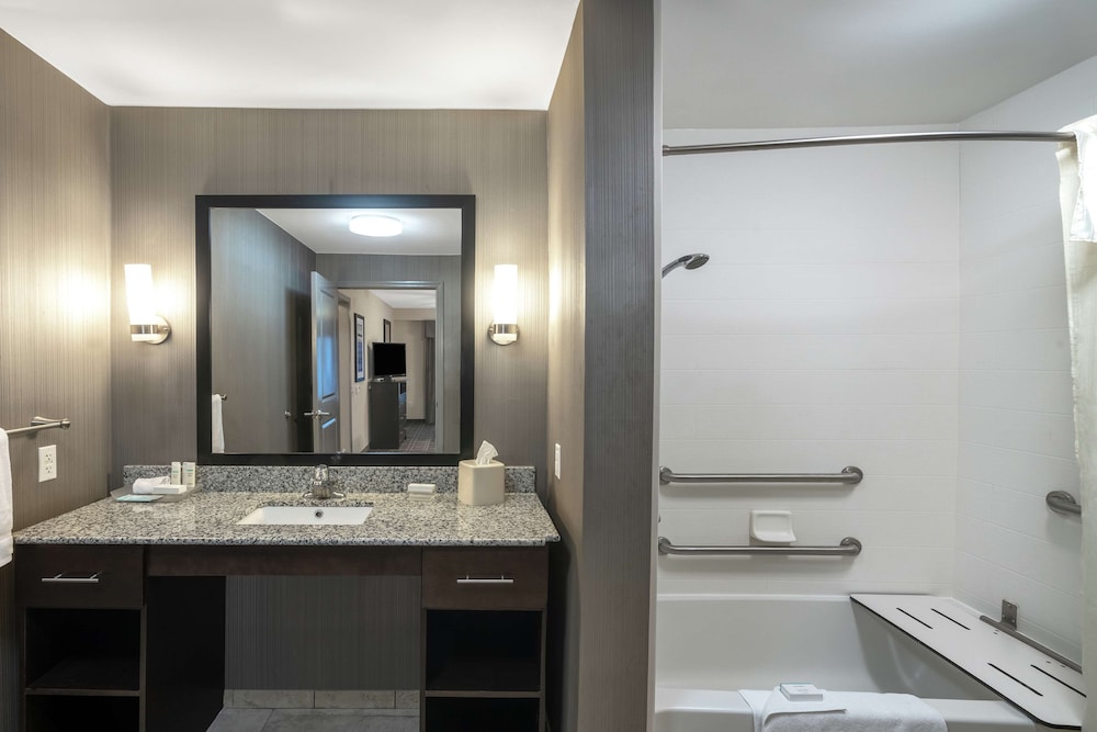 Studio, 1 King Bed, Accessible, Bathtub photo 1