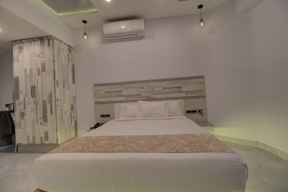 Deluxe Room, 1 Queen Bed, City View - Photo 5