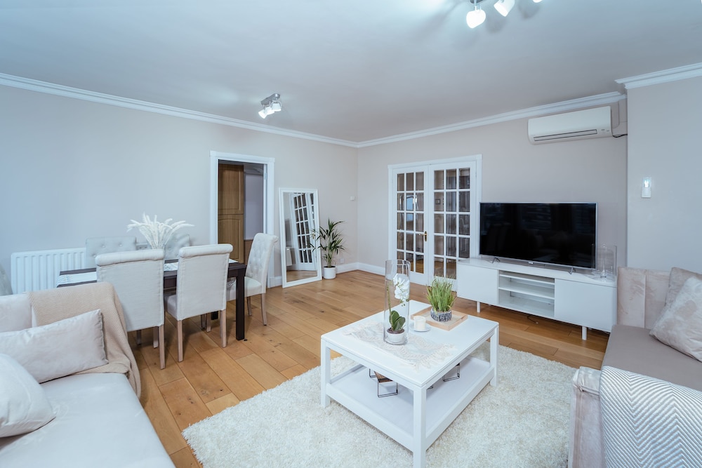 Royal Apartment, Accessible, Ensuite photo 3