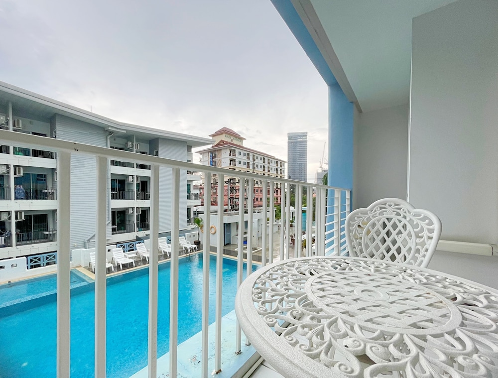 Deluxe Room, Pool View photo 3