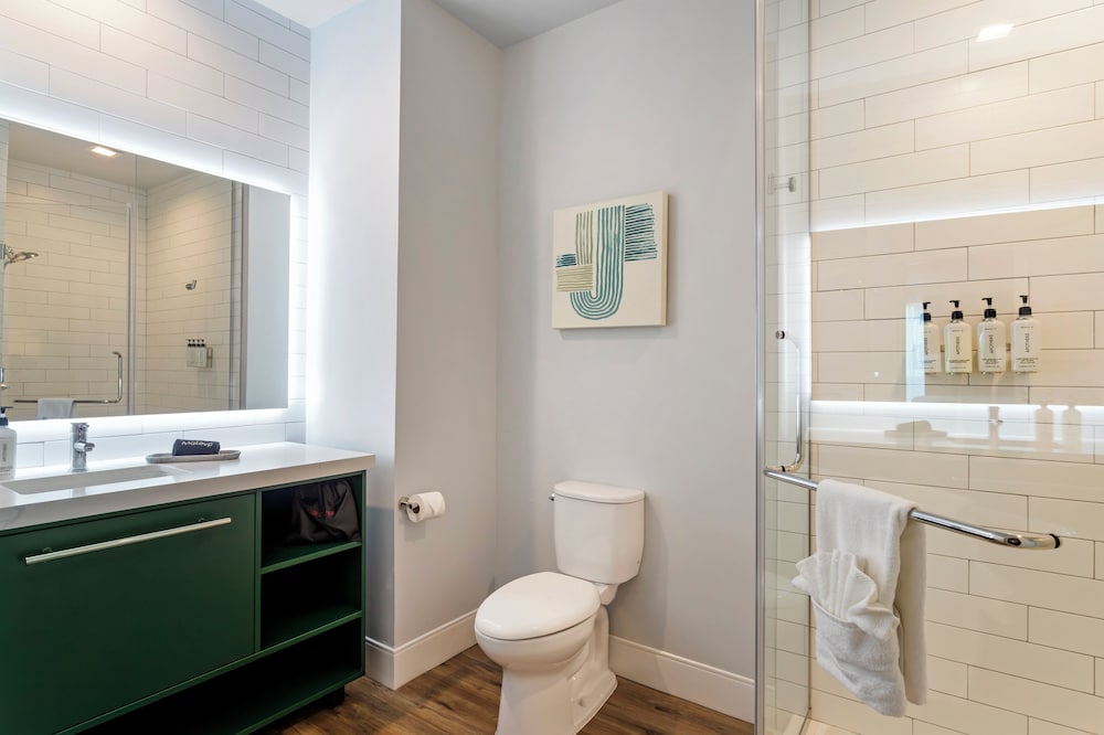 Suite, 1 Bedroom, Mobility Accessible (Silos View, Extra Bathroom) - Photo 5