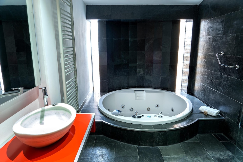Suite - Photo 13