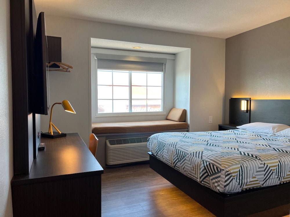 Standard Room, 1 Queen Bed, Non Smoking - Photo 1
