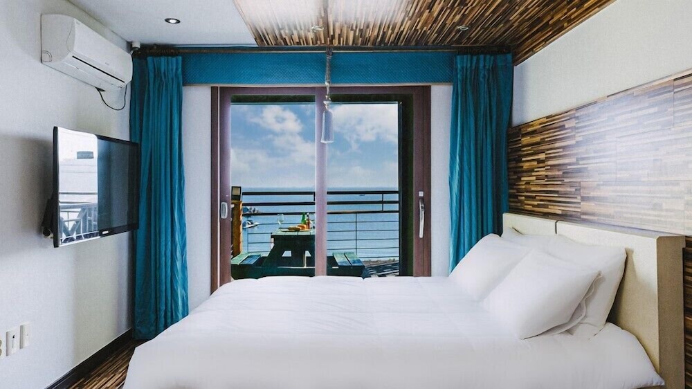 Room (Ocean Rivera couple) photo 1
