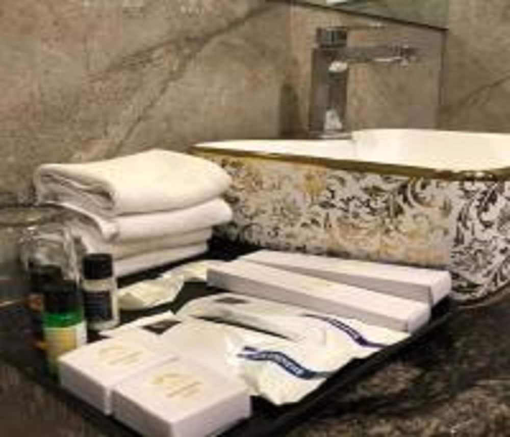 Family Suite with Bathtub - Photo 3
