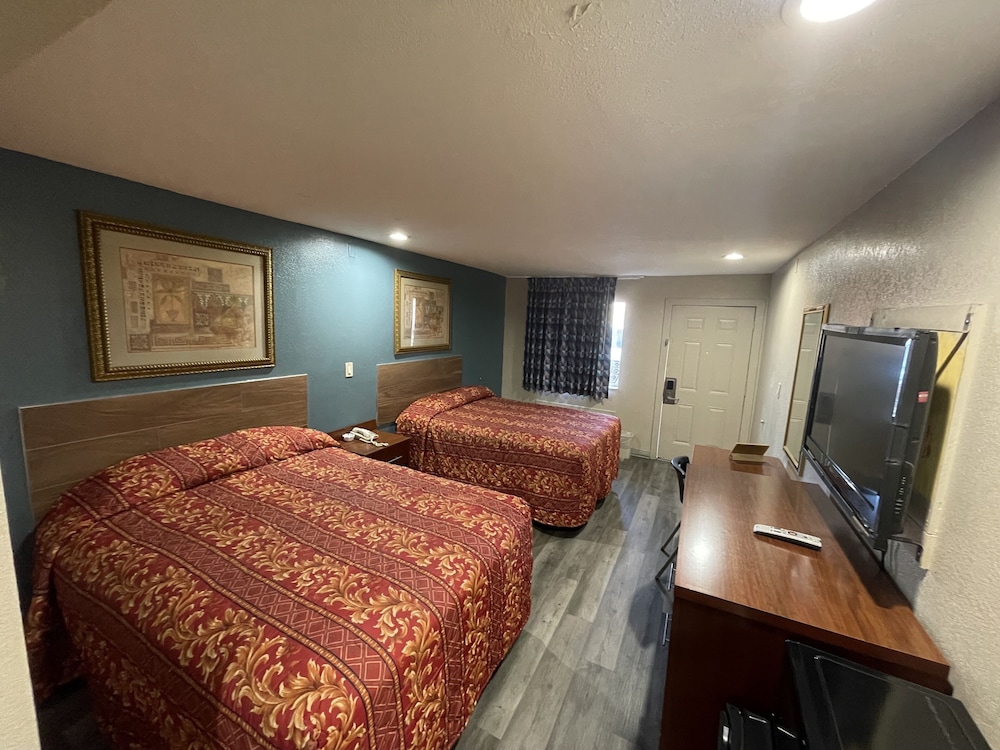 Basic Room, 2 Queen Beds photo 3