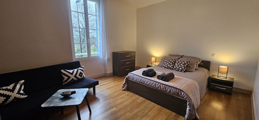 Family Room, 1 Queen Bed with Sofa bed, Private Bathroom photo 1