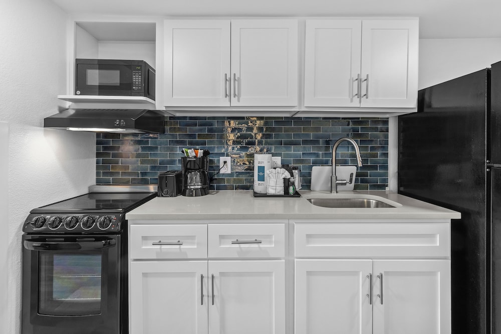 Pinnacle Oceanfront Deluxe King Efficiency - Photo 7