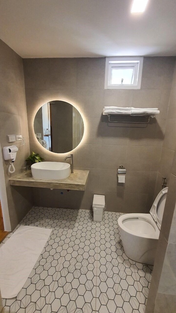 Queen Room with Pool View - Photo 3