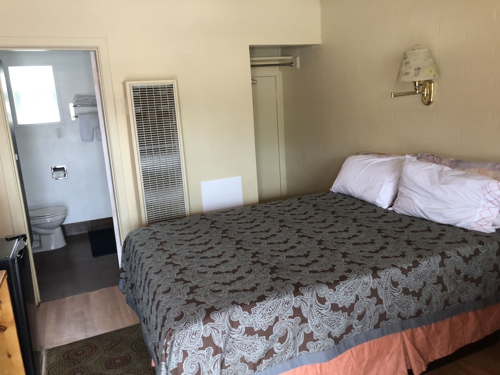 Standard Room, 1 Queen Bed photo 1