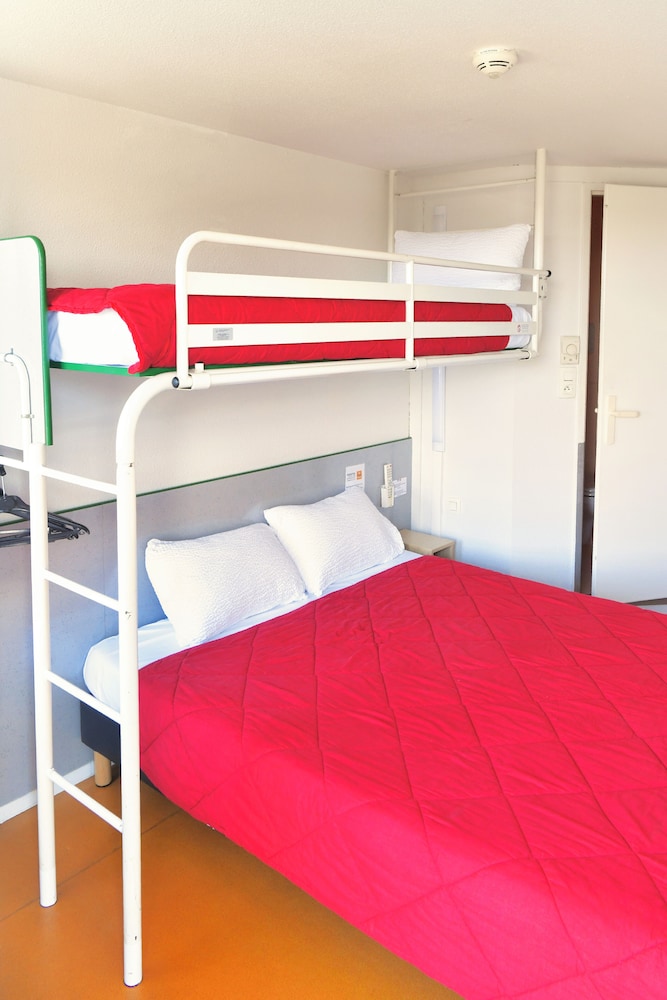 Standard Room, Multiple Beds (1 Double and 1 Single bed) - Photo 1