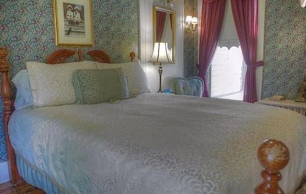 Deluxe Room, 1 Queen Bed, Jetted Tub photo 2