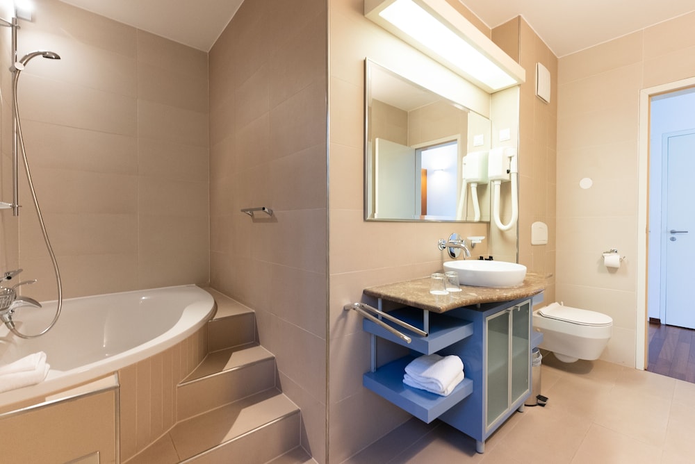 Double or Twin Room thumbnail 5