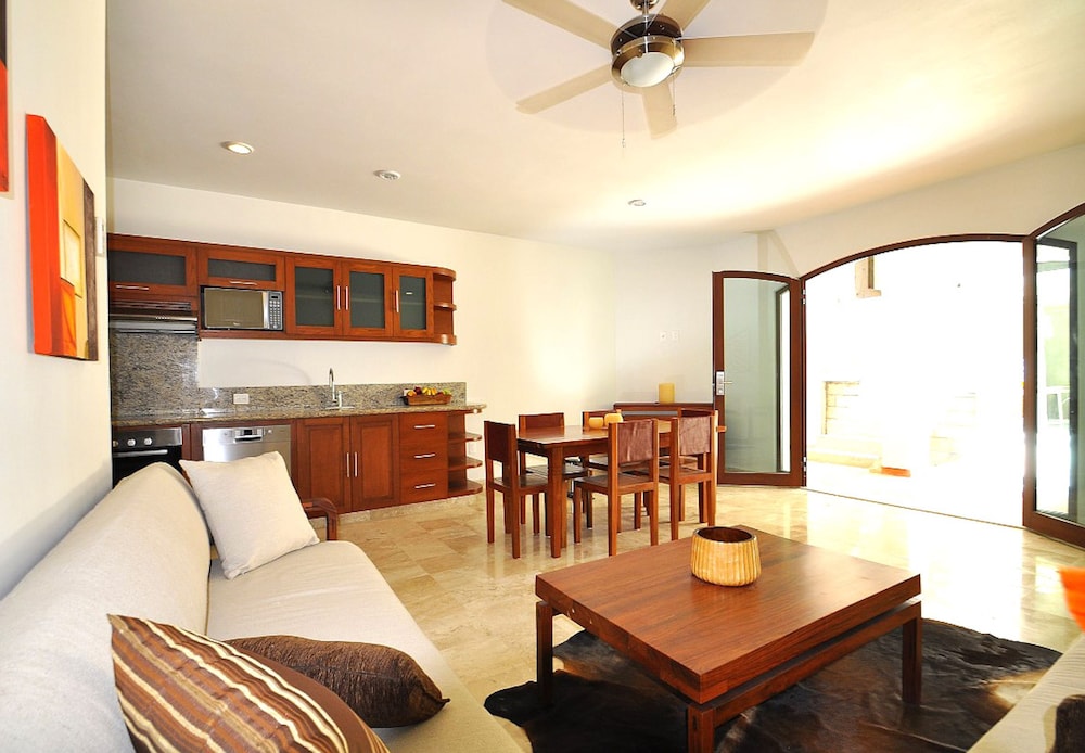 Suite, 2 Bedrooms - Photo 11
