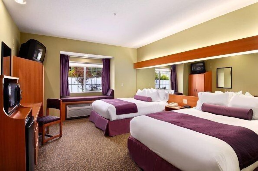 Superior Room, 2 Queen Beds, Microwave photo 1