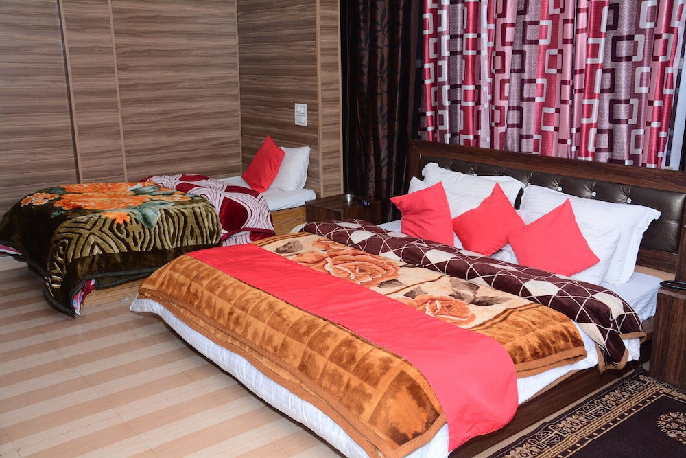 Deluxe Triple Room, 1 King Bed, Non Smoking photo 2
