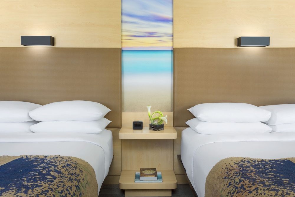 Room, 2 Queen Beds, Accessible (Roll-In Shower)