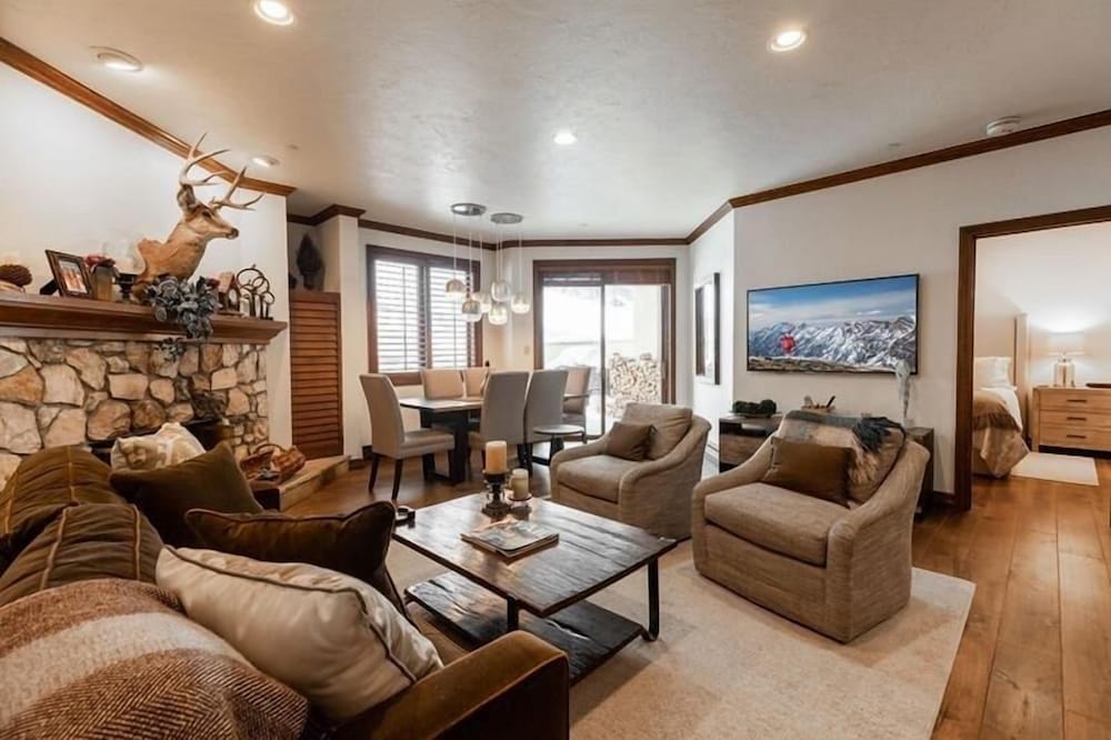 Condo, 2 Bedrooms