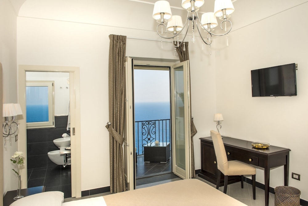 Superior Double Room, Terrace, Sea View photo 2