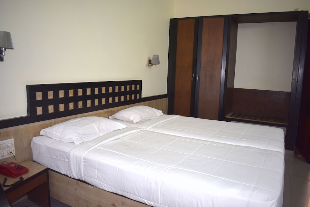 Basic Double or Twin Room - Photo 2