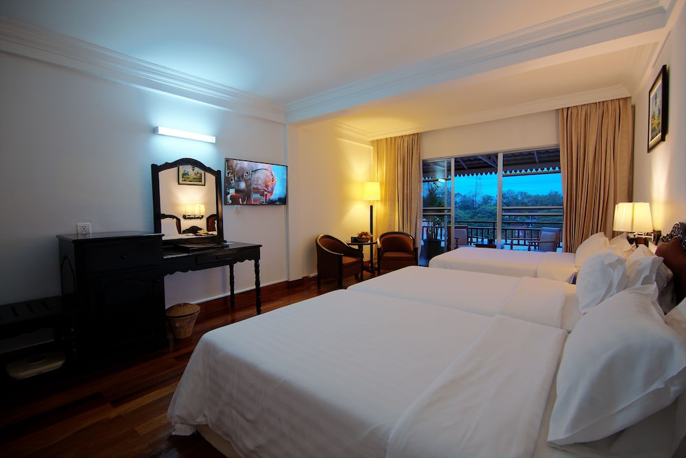 Superior Triple Room, 3 beds, Balcony with City View photo 2