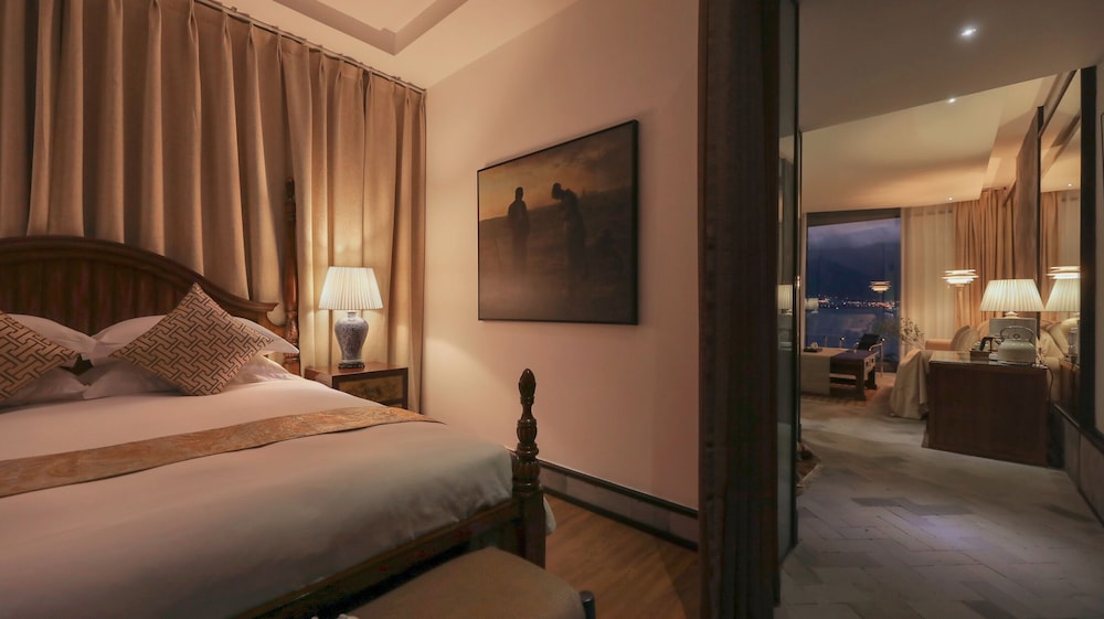Classic Suite, 1 Queen Bed, Non Smoking photo 2