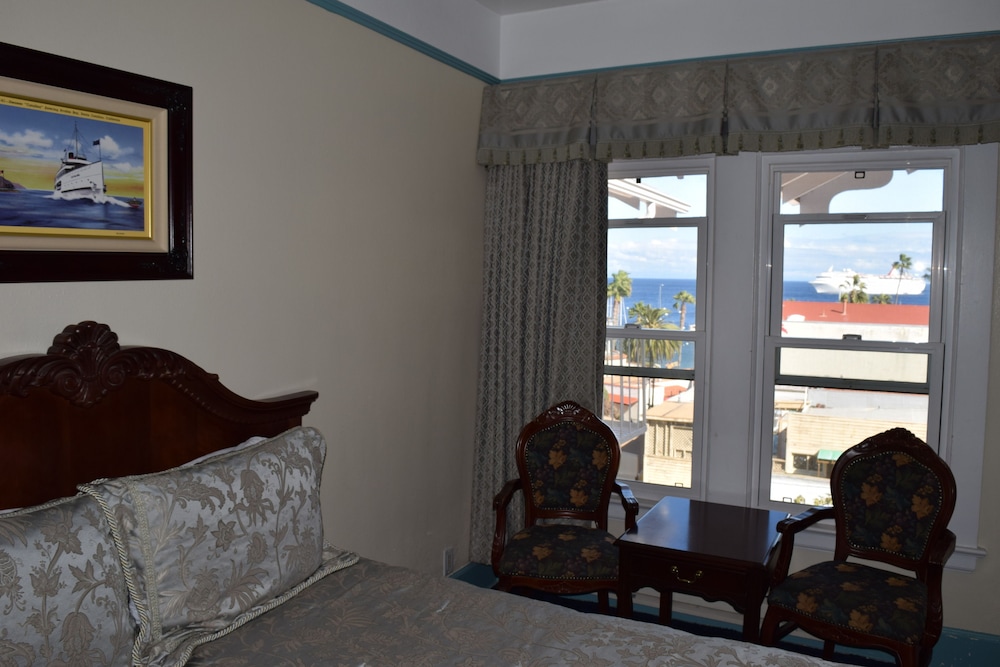 Premium Single Room, 1 Queen Bed, Bathtub, Partial Sea View (1 Queen (tub)- Ocean View) photo 1