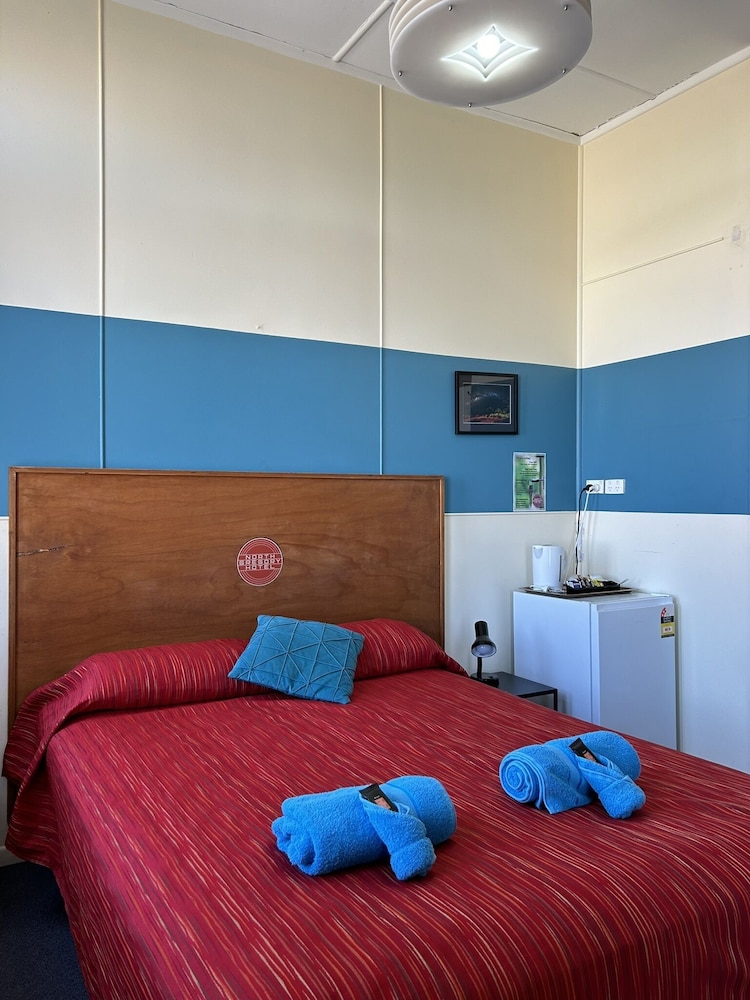 Standard Room, Non Smoking (Standard Queen & Single) photo 2