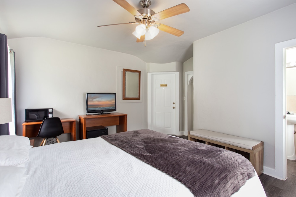 Traditional Room, 1 Queen Bed, Non Smoking photo 3