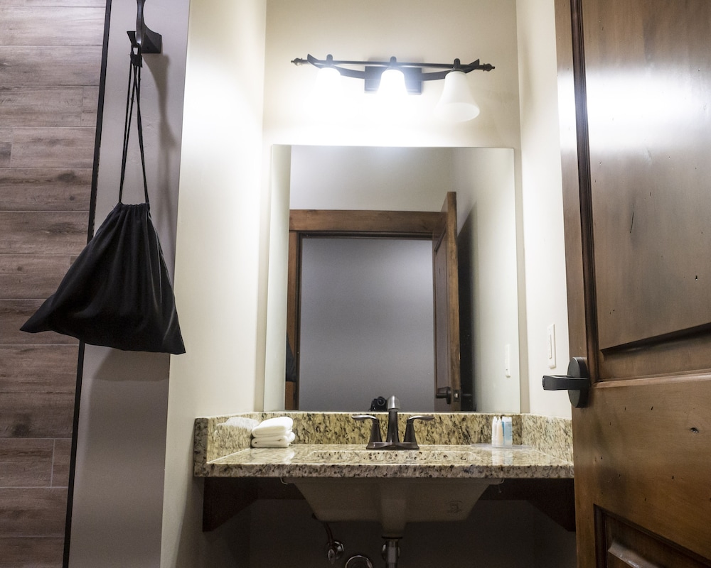 Deluxe Suite, Multiple Beds, Patio - Photo 9